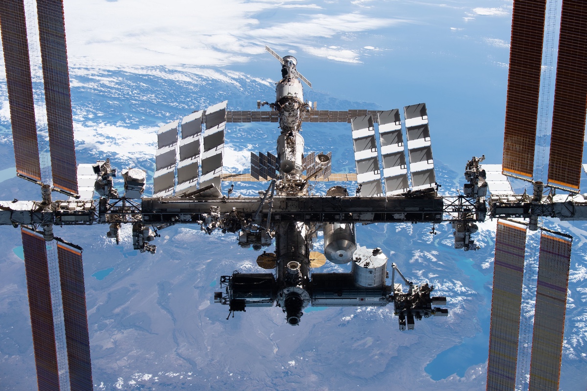 NASA offers choice of contract type for ISS deorbit vehicle